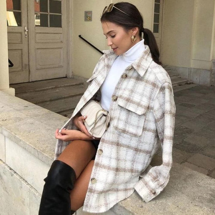 Women's Shirt Jacket - Oversized Fit - Soft and Lightweight - Button Closure and Chest Pockets