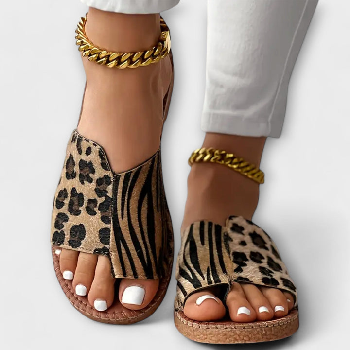 Fashionable Bicolor Slippers in Leopard Print
