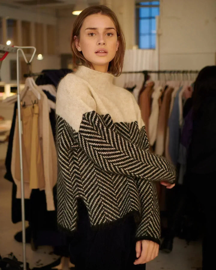 VALORA™ – ELEGANT TURTLENECK WITH SOPHISTICATED DESIGN